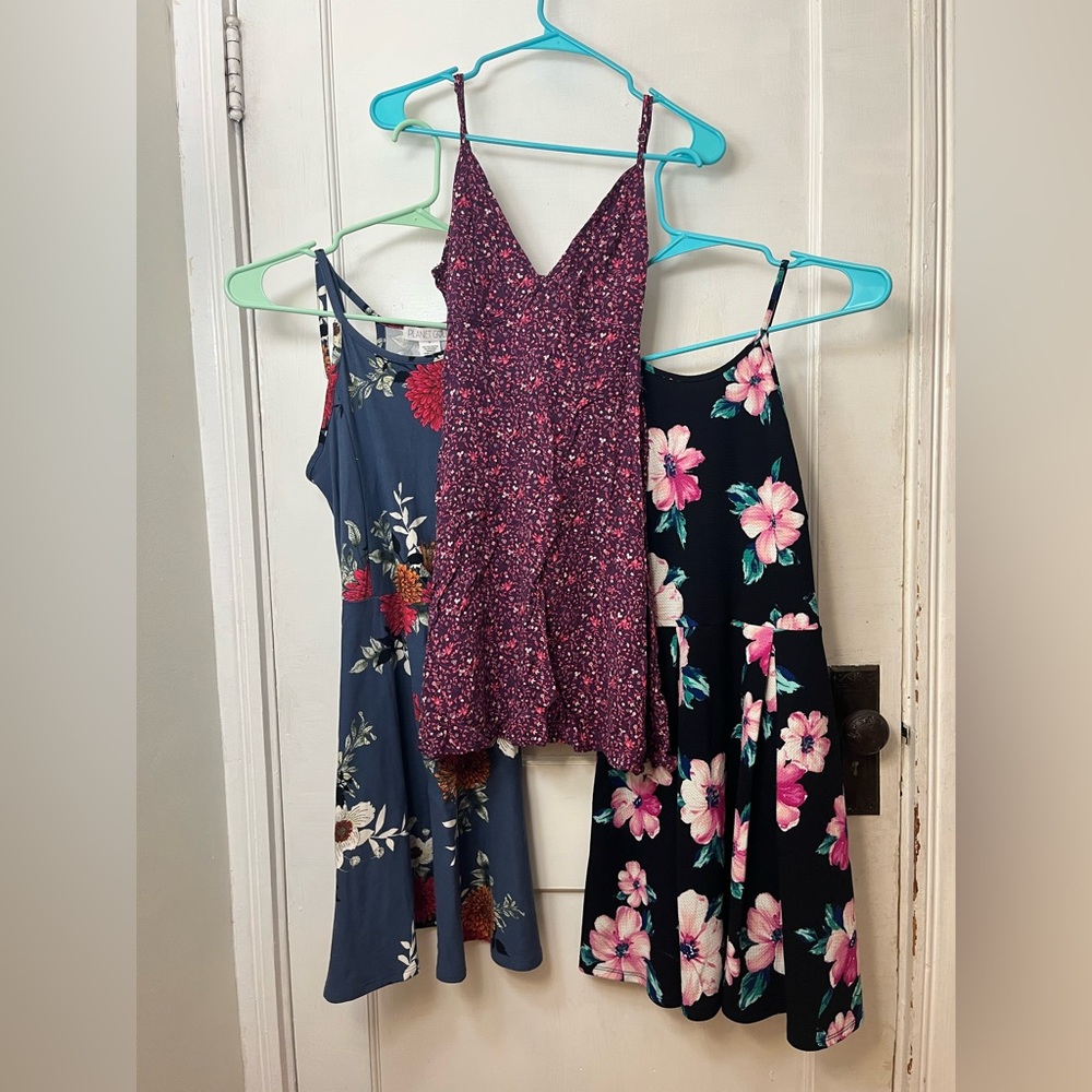 3 Floral Dresses Bundle Sz Small | Hollister, Planet Gold & Soprano 🌸